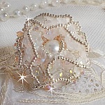 Bague Bouquet d'un Jour brodée avec un cabochon rond de couleur Ivoire, fleurs de Lys entrelacées avec des rocailles, toupies Cristal et Light Peach de qualité AB2x sur une bague Argentée en Laiton